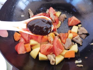 砂锅土豆西红柿炖牛肉,在放一勺黑胡椒酱