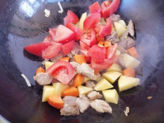 砂锅土豆西红柿炖牛肉,最后放西红柿炒
