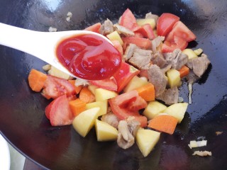 砂锅土豆西红柿炖牛肉,倒一大勺番茄酱