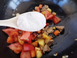 砂锅土豆西红柿炖牛肉,一大勺糖