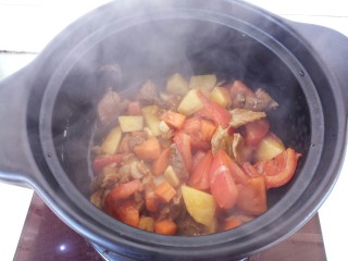 砂锅土豆西红柿炖牛肉,然后都放入砂锅里