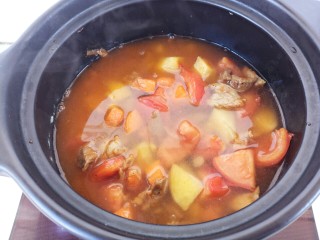砂锅土豆西红柿炖牛肉,倒水，没过食材