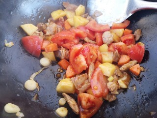 砂锅土豆西红柿炖牛肉,继续炒匀