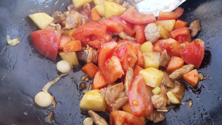 砂锅土豆西红柿炖牛肉,继续炒匀