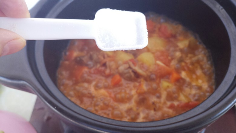砂锅土豆西红柿炖牛肉,收汁后，放一勺盐