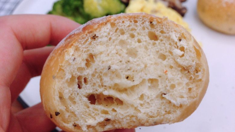 土豆芝士香料包 | 手揉党,土豆的加入让面包不失柔软，而百吉福芝士则赋予了独特的香味，这也是一款非常健康的主食面包。
