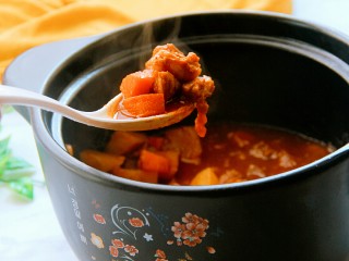 砂锅土豆西红柿炖牛肉,热气腾腾的美味做好了