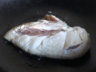 史上最嫩鸡胸肉,煎一分钟左右，翻面再煎。