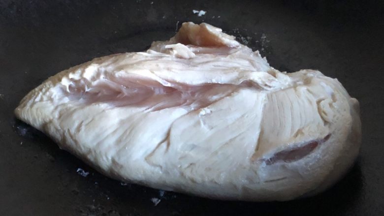 史上最嫩鸡胸肉,煎一分钟左右，翻面再煎。
