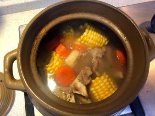 胡萝卜马蹄玉米猪骨汤,到时间观察水份的量，如果水多了可以开中火再煲一下。
现在汤的量刚刚好。