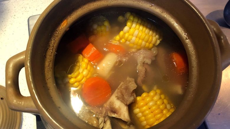 胡萝卜马蹄玉米猪骨汤,到时间观察水份的量，如果水多了可以开中火再煲一下。
现在汤的量刚刚好。