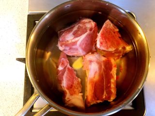 胡萝卜马蹄玉米猪骨汤,猪骨飞水：冷水下锅，加两片姜煮沸3分钟，撇去浮沫。
