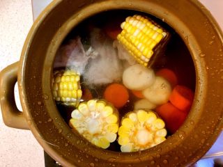 胡萝卜马蹄玉米猪骨汤,把所有食材放入砂锅中，下两片姜。加足够量的清水。