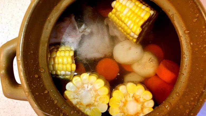 胡萝卜马蹄玉米猪骨汤,把所有食材放入砂锅中，下两片姜。加足够量的清水。