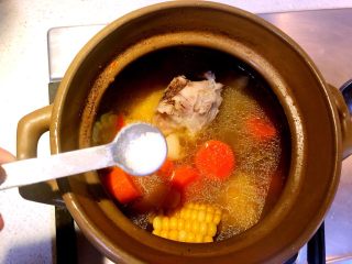 胡萝卜马蹄玉米猪骨汤,加半茶匙的盐调味。关火出锅。