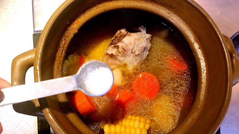 胡萝卜马蹄玉米猪骨汤,加半茶匙的盐调味。关火出锅。