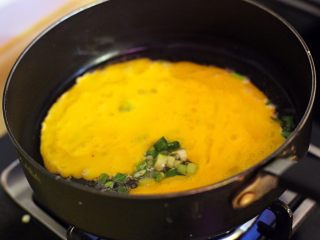 糙米三文鱼炒饭,淋入打散的鸡蛋液