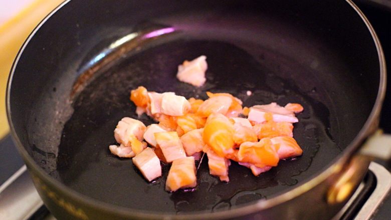 糙米三文鱼炒饭,锅内倒入少许色拉油，下三文鱼炒变色捞起备用。