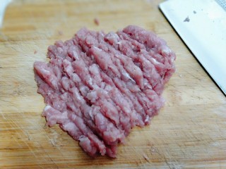 油豆腐酿肉,将猪肉洗干净剁成肉糜，用料理机也可以。