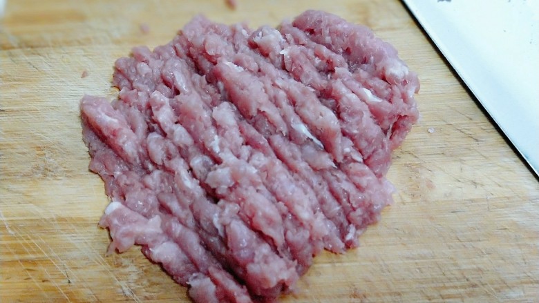 油豆腐酿肉,将<a style='color:red;display:inline-block;' href='/shicai/ 414'>猪肉</a>洗干净剁成肉糜，用料理机也可以。