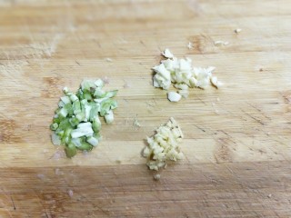 油豆腐酿肉,葱姜蒜去皮切碎。
