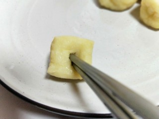 油豆腐酿肉,油豆腐温水冲洗了一下。用筷子扎针出小孔。