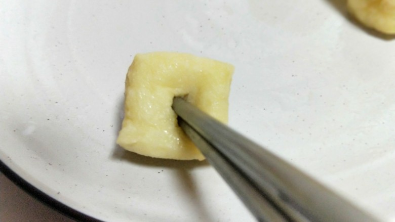 油豆腐酿肉,<a style='color:red;display:inline-block;' href='/shicai/ 483'>油豆腐</a>温水冲洗了一下。用筷子扎针出小孔。