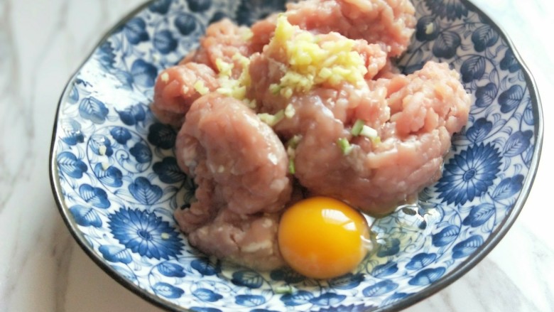 芡汁肉丸《附加详细肉丸制作》,加入鸡蛋。