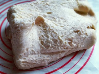 香葱培根芝士面包,将发酵好的面团取出排气。