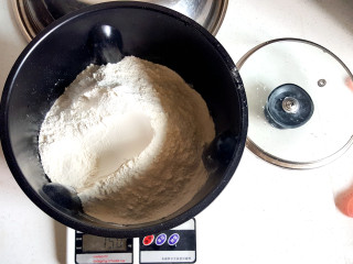 ☺油酥大饼☺,取250g面粉。