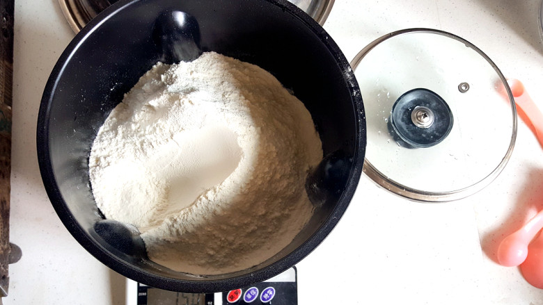 ☺油酥大饼☺,取250g面粉。