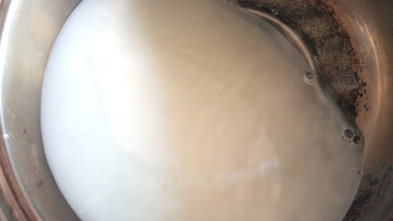 ☺油酥大饼☺,用130g 30-40°的水，把酵母化开（酵母3g）。