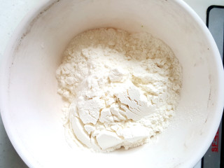 ☺油酥大饼☺,准备50g面粉。