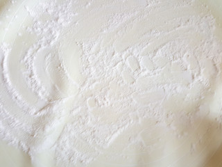 ☺油酥大饼☺,在案板上撒些面粉。