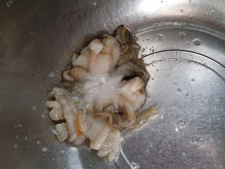 韩式海鲜锅,将带子去壳取肉、用食盐抓搓后再洗净备用