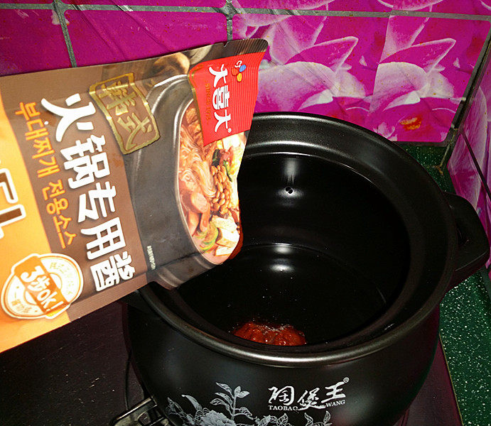 韩式海鲜锅,砂锅烧热后倒油、下韩式火锅专用酱炒出香味