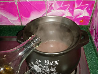 韩式海鲜锅,滴入料酒去除些酱的异味