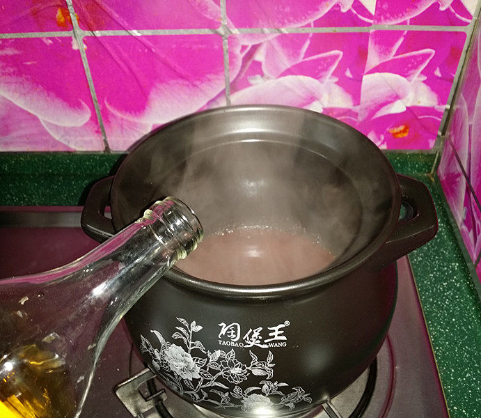 韩式海鲜锅,滴入料酒去除些酱的异味