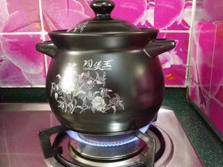 韩式海鲜锅,然后依次放入大白菜埂、腐竹、鸭血和适量清水