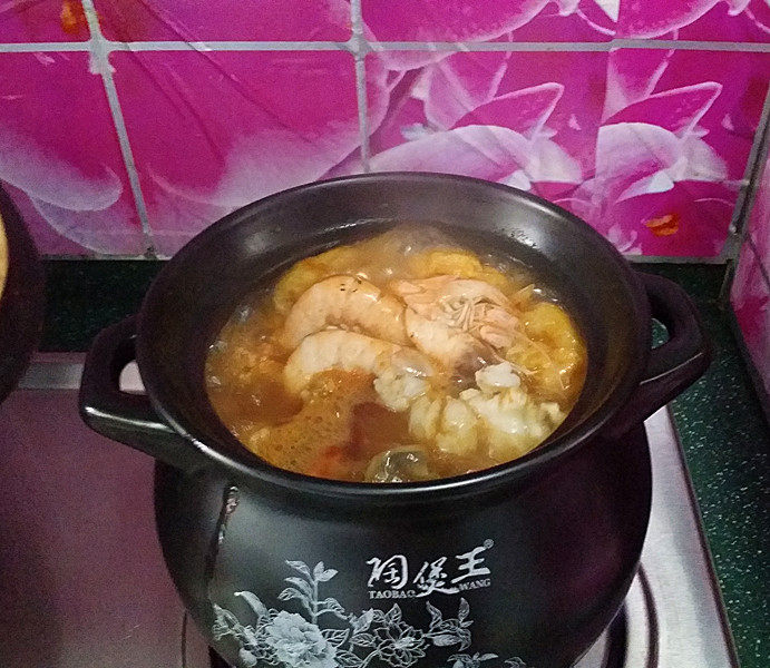 韩式海鲜锅,继续大火，一会儿就沸腾了