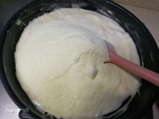 草莓干杏仁牛轧糖,加入奶粉搅拌均匀无干粉。