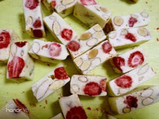 草莓干杏仁牛轧糖,在切小块。