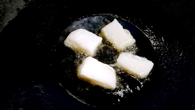 白糖糍粑,剩余蛋白用许油摊个蛋白饼。