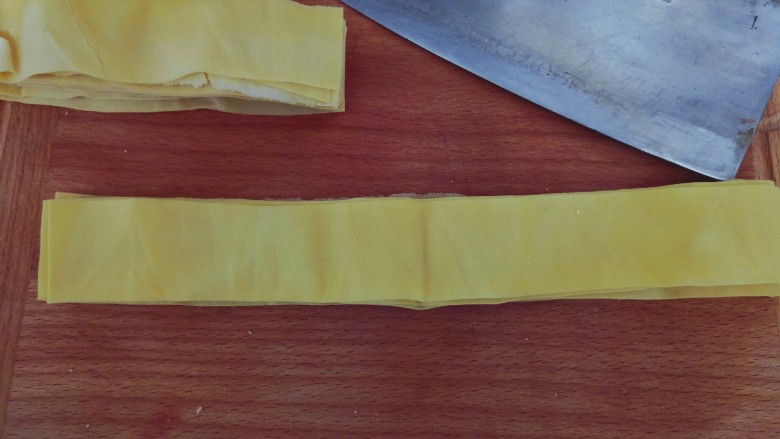 百叶卷烧肉,两半中对折的一部分展开叠放