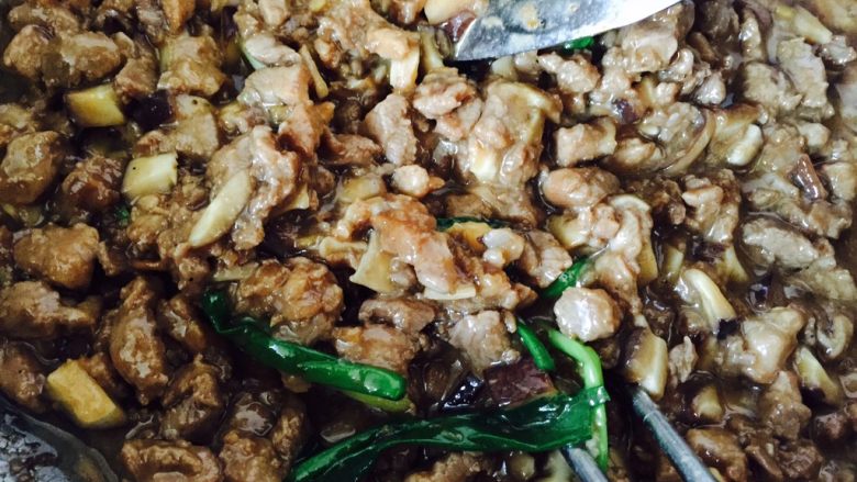 石锅拌饭,肉粒炒出香味后，放入香菇丁和葱一齐煸炒至肉熟