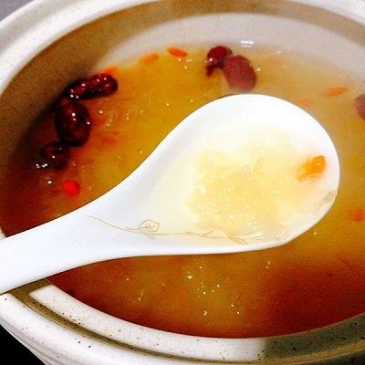 一锅出&小熊红糖馒头+红枣枸杞子银耳羹,煲出胶的银耳羹非常滑嫩