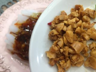重庆蚝油麻辣豌豆凉粉,放入剁碎的多味花生粒