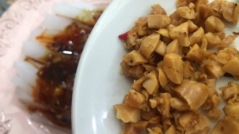 重庆蚝油麻辣豌豆凉粉,放入剁碎的多味花生粒