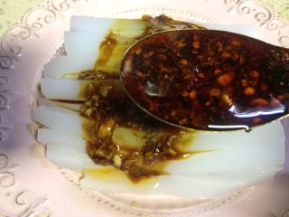 重庆蚝油麻辣豌豆凉粉,再加入一大勺油辣子