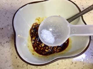 重庆蚝油麻辣豌豆凉粉,加入两勺耗油，一勺生抽，适量的醋和少许味精搅拌均匀